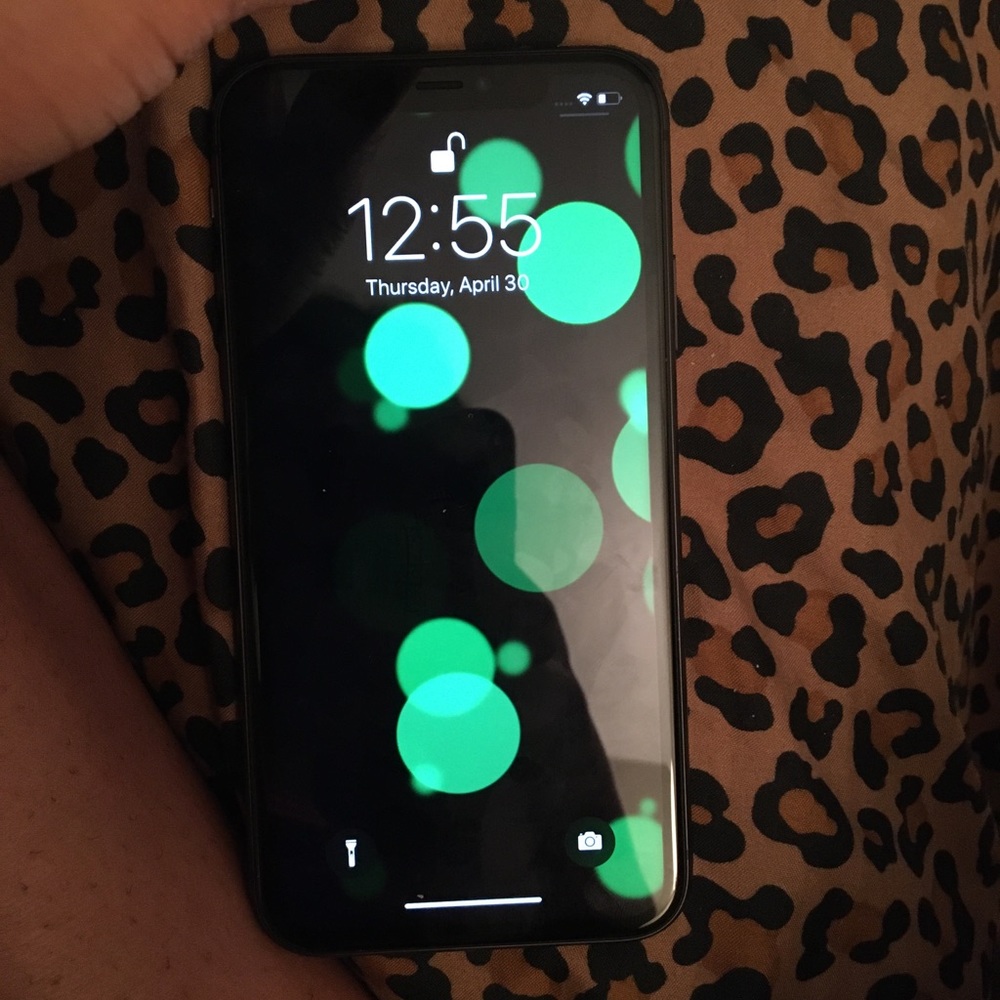 Hey I’m selling an black iPhone 11 yes it’s unlock - Picture 1 of 4